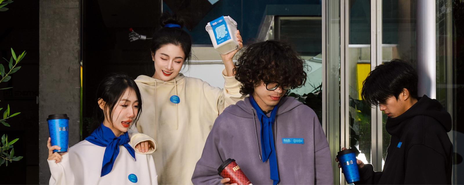 RBTEA 品牌故事：门店团队与产品合影